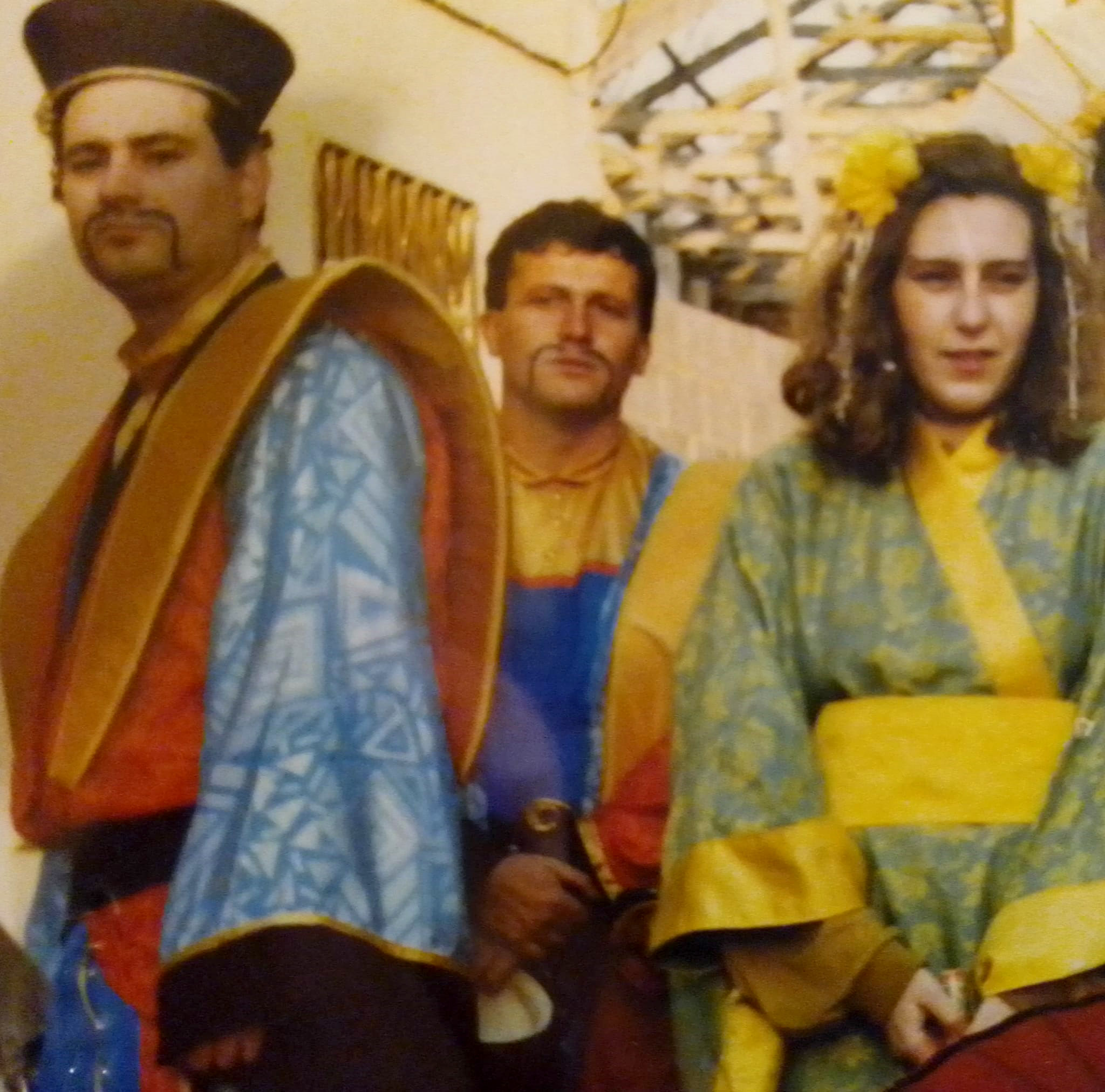 Carnales de 1989, vestidos de chinos.