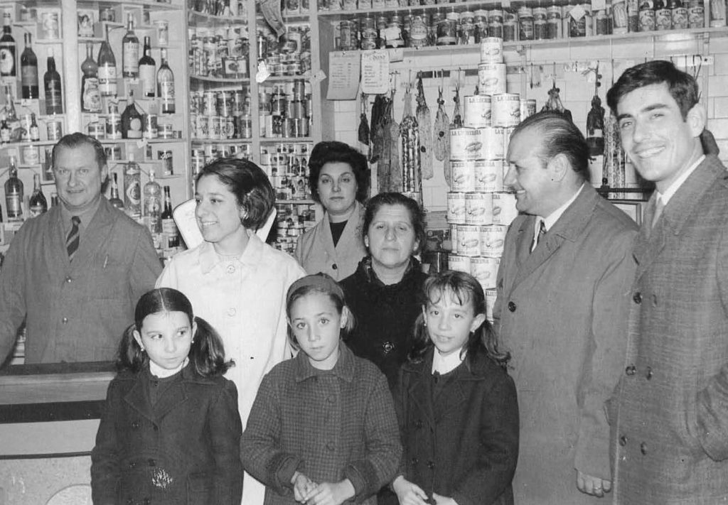 Famila recogiendo el premio de utramarinos finos años 60.