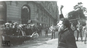 A la salida del Congreso de los Diputados, Febrero de 1981. Fotografía cedida por Miguel Ángel Martínez.