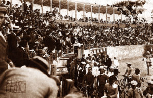 Concentración ciclista en la Plaza de Toros de la Covadonga. Años 20.