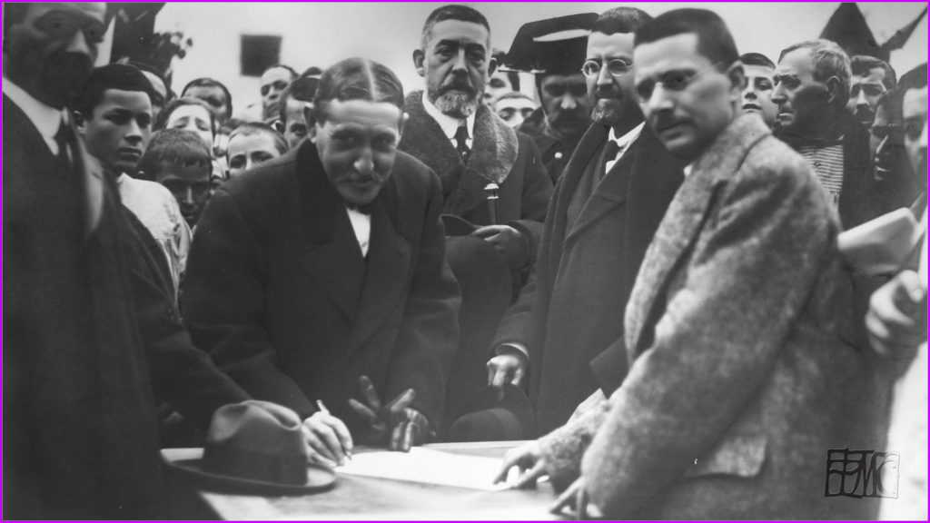El Sr. Gasset firmando el acta. Enero 1922