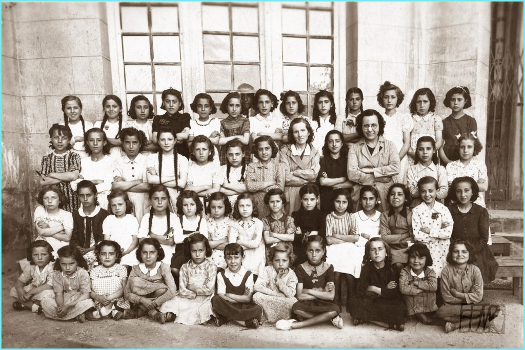 Maestras con grupo escolar femenino en el años 1935