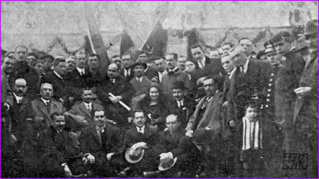 Junta de gobierno de la zona de Alcázar y personal de la compañía de ferrocarriles residente en Alcázar. Enero 1922