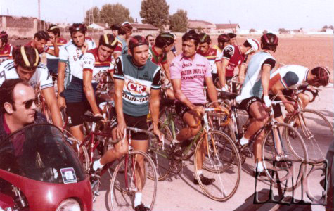 Salida Oficial de la 30ª edición de la Vuelta en 1979. Aparece de verde el local Guillermo Molina Castillo