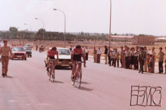 Llegada a meta de tres escapados. Se impuso Vicente García Galera seguido de Miguel Quesada y de Guillermo Molina. Vuelta de 1970 con llegada al Polígono de Alcázar