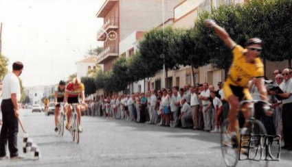 Meta en Alcázar en la 38ª edición en 1987, el ganador, José María Quintanar Simón de Campo de Criptana levanta el brazo triunfal