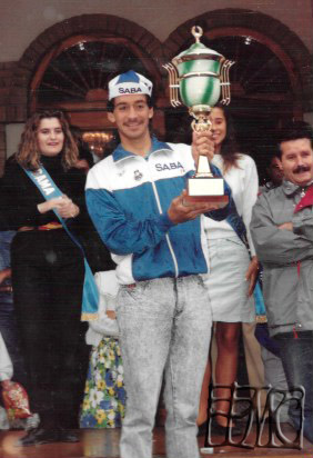 Manuel Pereira del equipo SABA entra en meta en Alcázar frente al Hotel D. Quijote, en la 2ª etapa de la 40ª edición en 1989.