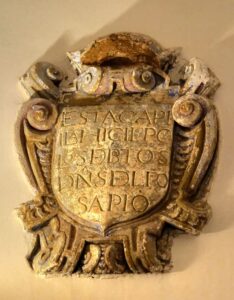 Escudo de la cofradía de la Virgen del Rosario. Resto recuperado del derrumbe.