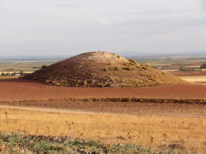 Cerro testigo formado en materiales jurásicos.