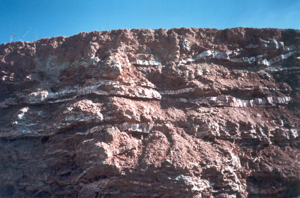 Arcillas y yesos triásicos en la carretera comarcal que une Alcázar de San Juan con Quintanar de la Orden a la altura de la ermita de Cristo de Villajos.