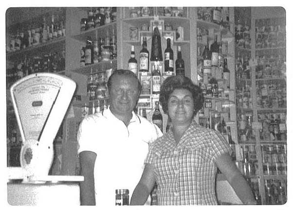 N5_REMENBRANZAS_G_02_8. Justo López y Rocío Carreño en su tienda.