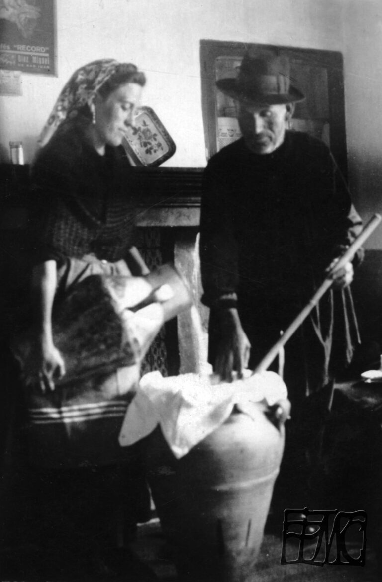 Filtrando la leche. Años 50.