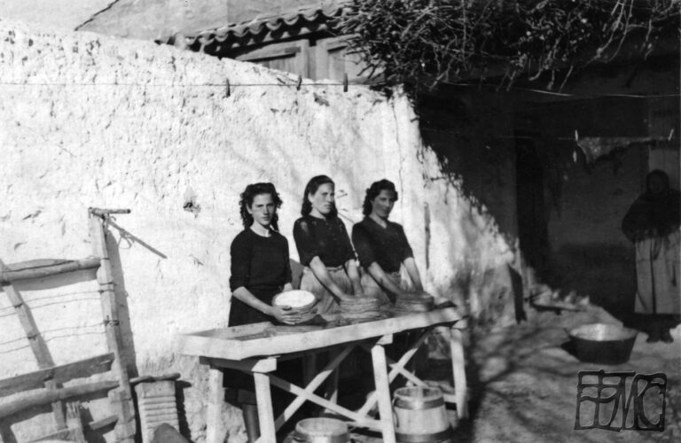 Posando la Familia Octavio en la realización de quesos. Años 40.